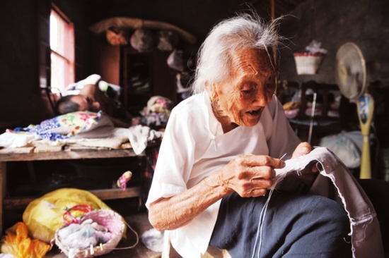 ยอดคุณแม่! หญิงชราวัย 97 เฝ้าดูแลลูกชายป่วยนับ 20 ปี